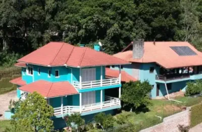 Linda casa de esquina com piscina e salão de festas do ladinho do centro de nova petrópolis na serra gaúcha.
