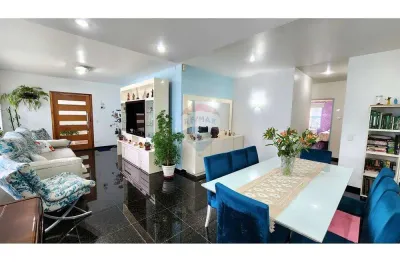 Casa térrea encantadora à venda no Planalto Paulista – 3 suítes, 4 vagas e um jardim apaixonante!