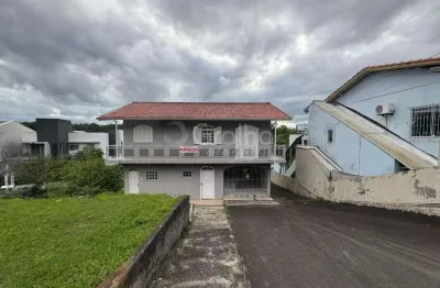 Casa com 2 quartos para alugar na avenida governador jorge lacerda, 1870, costeira do pirajubaé, florianópolis por r$ 3.500