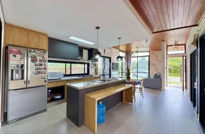 Casa em condomínio fechado com 3 quartos para alugar na Rua Manoel Pedro Vieira, 688, Morro das Pedras, Florianópolis por R$ 18.000