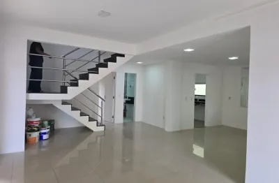 Oportunidade Única: Casa Duplex de Alto Padrão, em Condomínio, no Araçagy!