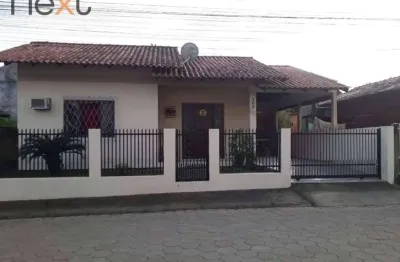 2 casas no terreno, escrituradas no centro de penha