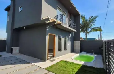 Sobrado moderno com piscina a apenas 900 metros da praia