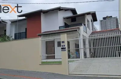 Casa de 2 pisos a 1 quadra do mar com suítes amplas e área de lazer completa