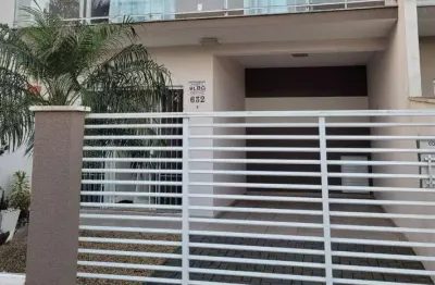Sobrado geminado semi mobiliado em localização privilegiada