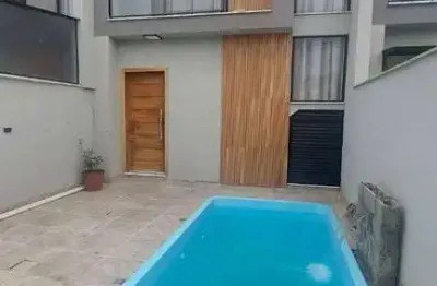 Sobrado novo em piçarras: 2 suítes, piscina e acabamento premium!
