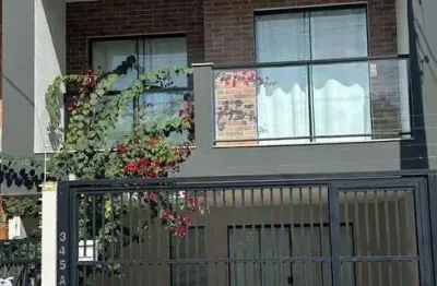 Sobrado seminovo a 550 metros da praia – conforto e praticidade em um só lugar!