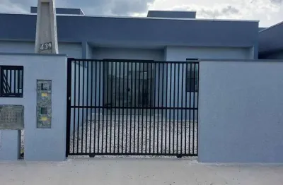 Casa pronta para morar, com excelente acabamento e localizada a apenas 2 km da praia