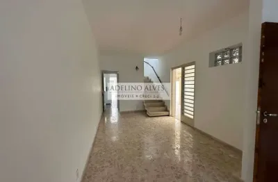 Venda e Locação Casa em rua tranquila Aclimação, ótima construção