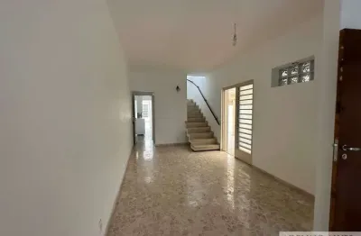 Venda e Locação Casa em rua tranquila Aclimação, ótima construção