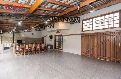 Casa com quintal, 4 quartos, vagas pra 7 carros, com 597m2 de terreno, bairro jardim das américas em curitiba pr