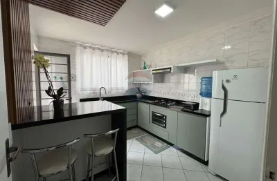Casa em condomínio, com 03 quartos e 02 vagas de garagem, no bairro uberaba em curitiba paraná