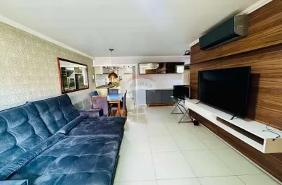 Casa térrea em condomínio com mezanino, totalmente mobiliada, com hidromassagem na suíte e com energia solar no bairro alto em curitiba,