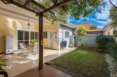 Casa em condomínio em frente a apcef/pr – 244 m2 – 3 quartos (1 suíte e 1 demi-suíte) – 2 vagas – uberaba - curitiba/pr