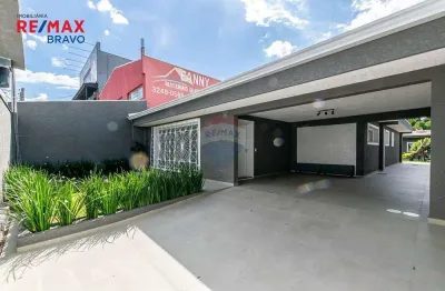 Casa à venda, com 240m2 de área construída e 480m2, totalmente reformada, no Bairro Fanny