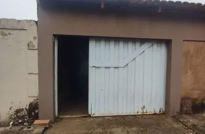 Venda: 2 lotes juntos com construção, 500m², próximo à faculdade padrão