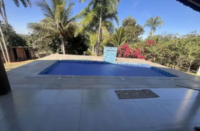 Chácara com casa, piscina, curral e frutíferas em meio à natureza 