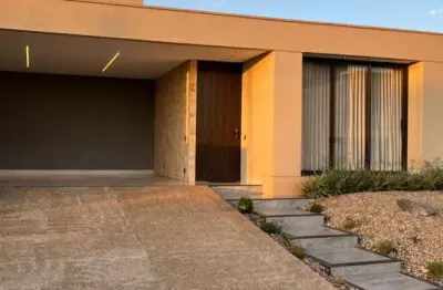 Casa de alto padrão no jardins capri – 3 suítes e piscina aquecida