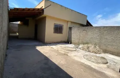 Casa com 2 quartos e garagem para 2 carros em excelente localização