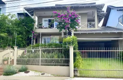 Casa com 3 quartos para alugar na Erico Verissimo, 152, Praia dos Amores, Balneário Camboriú