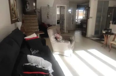 Casa em condomínio fechado no bairro ecoville com 3 dormitórios, sendo 01 suíte com hidromassagem.