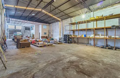 Pavilhão depósito em rua movimentada bairro sarandi