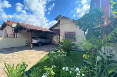 Casa semimobiliada com 3 quartos, 2 banheiros e 2 vagas