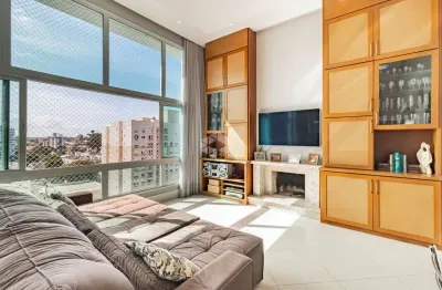 Apartamento com três suítes, vista incrível e três vagas.