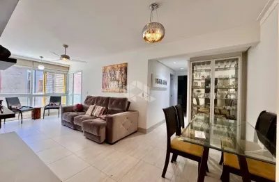 Apartamento com dois quartos, suíte e vaga, na cidade baixa