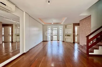 Casa em condomínio com três quartos, suíte e duas vagas, no tristeza