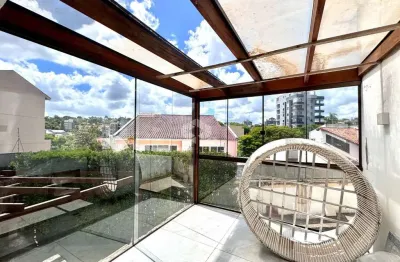 Casa reformada, com duas suítes e pátio com piscina, no três figueiras