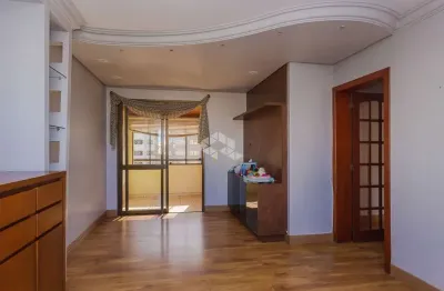 Apartamento com três quartos, suíte, churrasqueira e vaga, na cidade baixa