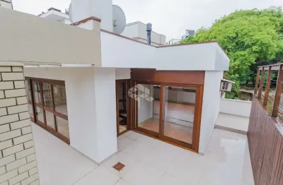 Cobertura com três suítes e amplo terraço com piscina, no petrópolis