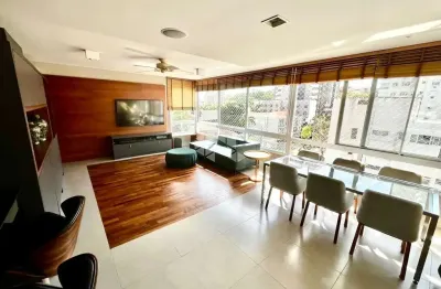 Apartamento com três quartos, churrasqueira e duas vagas, no moinhos de vento