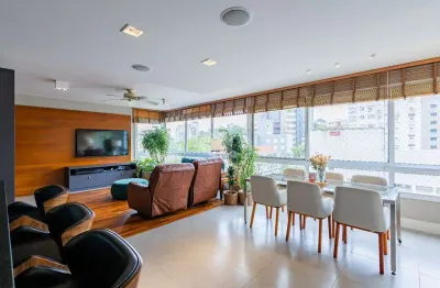 Apartamento com três quartos, churrasqueira e duas vagas, no moinhos de vento