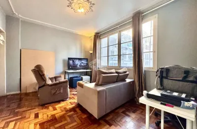 Apartamento com dois quartos, em andar alto, no centro histórico