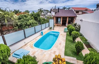 Casa de 300m² com 4 dormitórios, sendo 1 suíte, 4 banheiros e 2 vagas