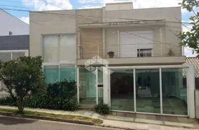 Casa com 190m² e amplo pátio com piscina, no verdes campos