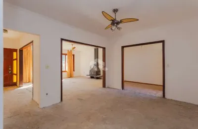 Casa ampla com pátio nos fundos e na frente, no coração do três figueiras