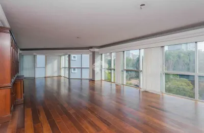 Apartamento com 244m², em frente a praça mauricio cardoso.