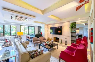Apartamento com três suítes no coração do petrópolis