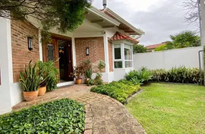 Casa de 4 dormitórios com 300m² privativos com 5 vagas de garagem no bairro jardim planalto