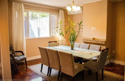 Casa de 04 dormitórios e 03 vagas com 178m² no bairro cristo redentor em poa.