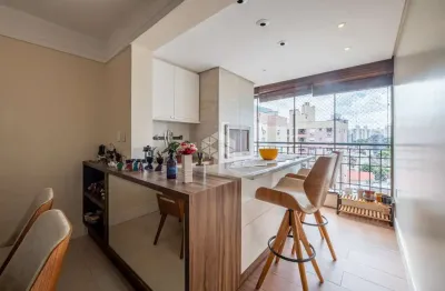 Apartamento semimobiliado de 115 m², 3 dormitórios sendo 1 suíte, 2 vagas de garagem.