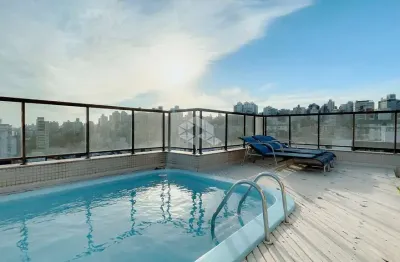 Cobertura exclusiva com terraço e piscina ao lado da Praça da Encol