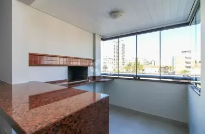 Apartamento com três quartos e vaga escriturada, no Menino Deus