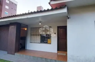 Casa 4 dormitórios sendo suíte, com lareira na sala, garagem para 4 carros, churrasqueira e deposito no jardim lindóia