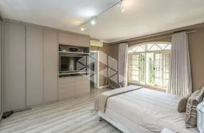 Casa com 5 quartos sendo 3 suítes c closet e uma master 420 área construída, piscina jardim lindóia