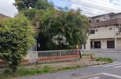 TERRENO DE ESQUINA bem localizado para uso Comercial ou Residencial próximo ao ATACADÃO DA SERTÓRIO