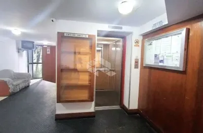 Sala comercial com vaga escriturada, elevador e móveis planejados a uma quadra da av. cristovão colombo